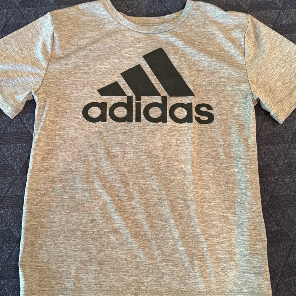 Boys adidas logo shirt size 8